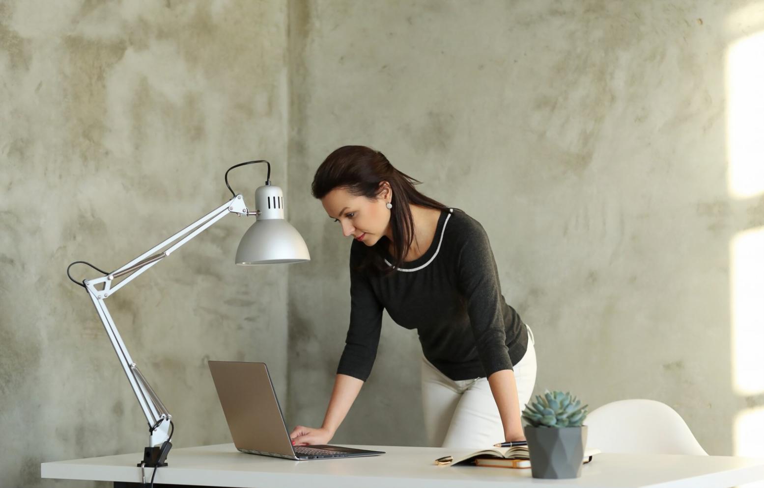 Teilnehmende beim konzentrierten Arbeiten am eigenen Projekt